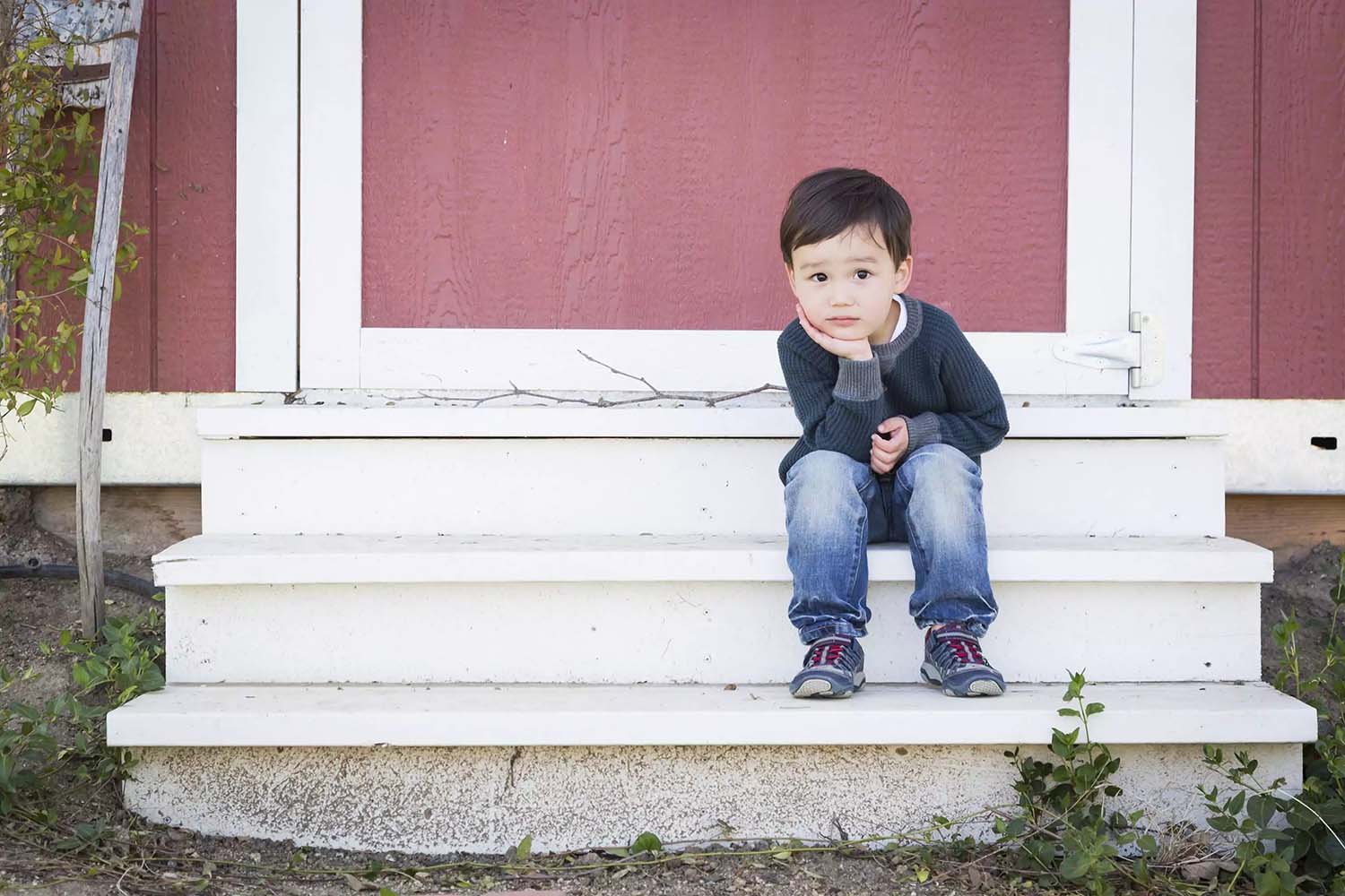 Niño solo esperando a su padre, con cara de tristeza